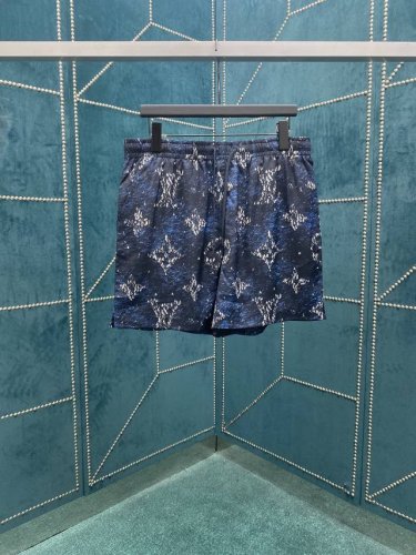 驴家 25Ss春夏新款短裤聚焦当季 Monogram Regatta 印花 棉质府绸浸染深邃色彩 海浪般翻涌的纹理之上 航行的小船图案紧密簇拥 组成全幅 Mon