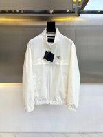 P440 Prad普拉、官网同步发售，P家2025新品发售夹克衬衫外套！这款再生尼龙衬衫甄选回收海洋塑料废弃物所制的特殊再生尼龙纱线打造，衬衫领和配有按扣式袖口