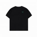 prada 普拉达 25Ss 胸口刺绣绿色三角标短袖 胸口简约撞色镂空刺绣小标。 采用260G棉质布料40支双纱面料，纺织密度高，垂感佳，不易变形。 厚织感加上
