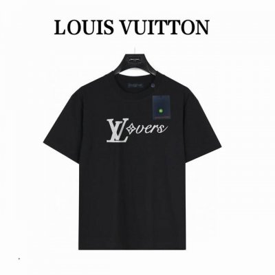 lv 胸口经典字母标短袖 款号:Lv04 黑色 240克重磅小落肩100%棉T恤 Os版型 宽松有型好搭配 采用精梳紧密赛络工艺 面料更耐磨 袖口以及下摆三排紧