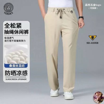 范思哲 隔天出货2025年夏季新款 全新品味与价值共享 爆款A休闲裤 身穿着非常舒适 低调不失奢华 穿出去非常有档次,裤型款式和裁剪亦无需多言 上身精致跃然.真