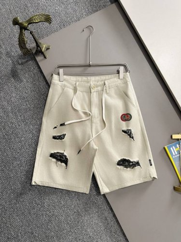 古驰2025夏季新品牛仔裤牛仔短裤，采用进口客供日本Denim平纹棉质牛仔面料梭织生产，三标齐全，顶尖的石磨水洗工艺让质感达到80年代的老味，柔软细腻舒适透气，