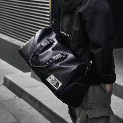 the North Face 北面旅行大挎包 黑色旅行单肩斜挎大挎包 单肩 斜挎 手提 旅行包健身包 日常去健身拿或者短途出行 日常出街塞东西斜挎非常方便 生活