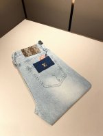 p260 Louis Vuitto*路易*登2025春夏新款男士经典水洗小直筒牛仔长裤。绝佳的上身性能，百搭之选，超值性价比分享！！作为男生简约元素经典搭配，设