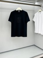 lw25Ss春夏新款平纹针织棉布圆领短Tee，男女同款立体米粒绣徽章图案休闲短袖T恤衫！贸易公司渠道稀出，领先官网发售！Lw新款徽章T恤，以其独特的设计和精湛的