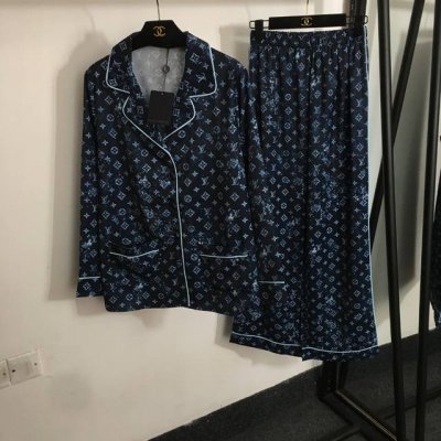 款号20252537 Lv*新款居家睡衣套装，老花Logo印花长袖衬衣+松紧腰阔腿长裤，蓝色，S-Xl， M码；肩宽41，胸围102，袖长59，长68；腰围62