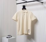 Burberry 巴宝莉Bbr 下摆贴布战马短袖polo衫 前幅采用进口田岛机万针刺绣，下排小字母绣花体现进口绣花机功底。还原原版品质。纽扣定染与布料颜色一致。