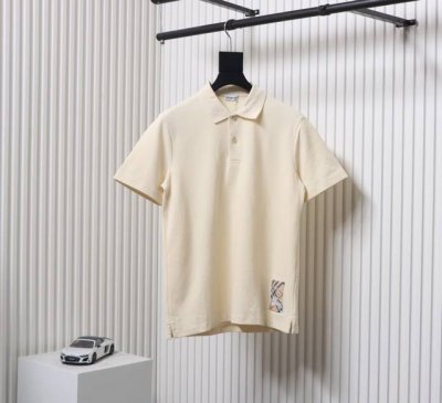 Burberry 巴宝莉Bbr 下摆贴布战马短袖polo衫 前幅采用进口田岛机万针刺绣，下排小字母绣花体现进口绣花机功底。还原原版品质。纽扣定染与布料颜色一致。