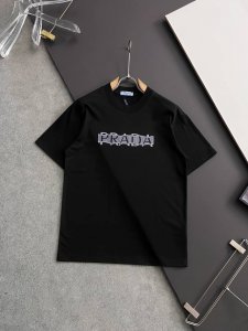 prad* 2025最新款短袖T恤，独家240克重磅打造、休闲时尚的尚佳之选。亲肤性极佳。尺码：M-4Xl标准版型