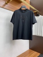 普拉达 2025新款原单男士休闲阔版短袖T恤！高端定制 高版本 时尚百搭爆款 宽松版 原版进口双股纯棉面料 螺纹袖口.领口衣摆 手感超柔软细腻 穿着亲肤舒适 高