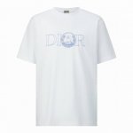 dior 迪奥刺绣小猫圆领短袖T恤 面料：采用26织双纱面料，面料布匹洗水后为260克，罗文搭配1*1配套32支双纱螺纹，大版领口设计上身与脖子非常贴合。 工艺