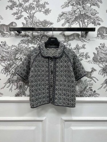 D家 25春夏新款 藤格纹翻领短袖上衣 经典Cd扣装饰 定制藤格纹面料突显纹理效果别具一格 基础版型上身巨洋气 任何身材都能轻松驾驭 即可成熟稳重又可优雅温婉