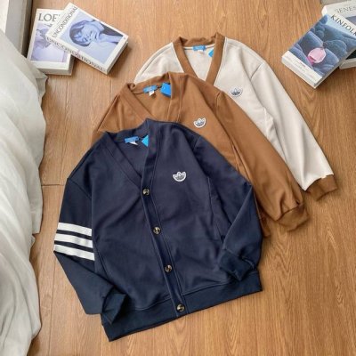 Adidas 阿迪达斯三叶草专柜同款经典三杠刺绣标V领针织开衫外套夹克火力上新 做你的潮流穿搭衣柜高级感极佳优质Logo开衫设计高街潮人搭配的不二之选 校园潮人