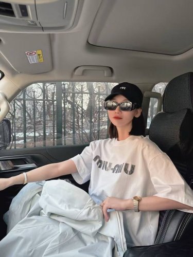 品名：Miumiu 缪缪 25Ss新款银丝字母印花短袖男女同款圆领短袖T恤 版型；宽松版 面料：330G全棉精梳棉 颜色： 白色-黑色 尺码M-L- Xl 胸围