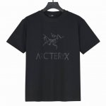 Arcteryx始祖鸟胸前经典Logo印花短袖T恤 采用60支双股，洗水后280克双纱精梳纯棉面料。上身透气，绝不起球，手感柔软舒适，全衣平车走线立体剪裁。胸前