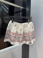 miu Miu25早春新款百褶裙～气场十足 色系拼的具有极高的纯净度 宛如自带显白滤镜，简洁明了且通透 最经典的颜色之一，静奢穿搭必备 散发神秘与个性 且易于搭