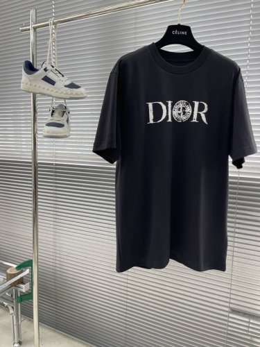 p230 -Dio X Stone Island 联名短袖系列 尺码: M-5Xl 版型：微阔版型 克重：245克重 成份：碳素磨毛罗马棉平纹面料 纹路平整清晰
