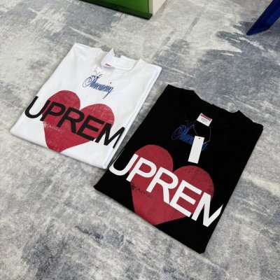 supreme Ss25 Week1 Announcing Tee 心形Logo图案圆领短袖T恤 男女同款 印花细节十分到位，螺纹处采用成衣印花，需将成衣整烫平