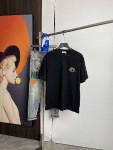 迪奥2025夏季新品短袖T恤 一比一原版印花刺绣.三标齐 简约百搭款 纯棉面料.穿着透气舒适 黑白两色 微阔版型.男女同款 码数 S-Xxl