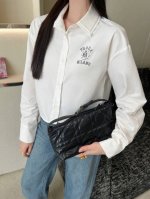 P350 原版Pp......2025春夏新款时尚经典字母印花衬衫，气质感通勤范 优雅温柔 不管是内搭打底还是单穿都很出色的衬衣 采用定制棉面料 上身毫无搭配难