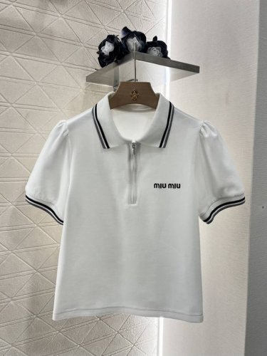 Miumi*2025新品上架 翻领短袖抽绳短裙套装 定制Yb朱地全棉材质 自带孔洞 舒适软糯 翻领短袖上衣抽绳半裙套装 领口半开襟钮扣处理 随意调节 成衣以条纹