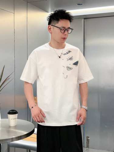 普拉达 新款字母印花双层重工短袖T桖 字母图案不管是T桖还是卫衣都是每年的爆款单品 前幅大面积印花采用大康丽数码印花机直喷 成本极高 经过多次的调试打版图案色差