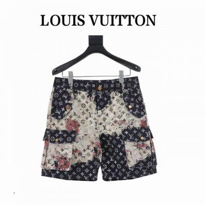 louis Vuitton 路易威登 满印渲染牛仔短裤 Monogram 以活力运动剪裁解构牛仔工装设计。拉链可将风帽束紧至领口高处，搭配正面斜插贴袋和弹力下摆