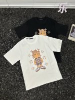路易威登Louis Vuitton胸前搞怪小人印花Logo套头重磅圆领宽松休闲时尚百搭透气短袖T恤 男女同款 重磅面料赋予T恤挺括质感，垂坠版型藏肉显瘦，宽松剪