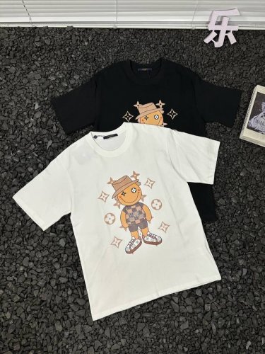 路易威登Louis Vuitton胸前搞怪小人印花Logo套头重磅圆领宽松休闲时尚百搭透气短袖T恤 男女同款 重磅面料赋予T恤挺括质感，垂坠版型藏肉显瘦，宽松剪