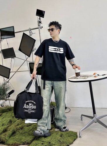 马吉拉 新款字母印花双层重工短袖T桖 字母图案不管是T桖还是卫衣都是每年的爆款单品 前幅大面积印花采用大康丽数码印花机直喷 成本极高 经过多次的调试打版图案色差