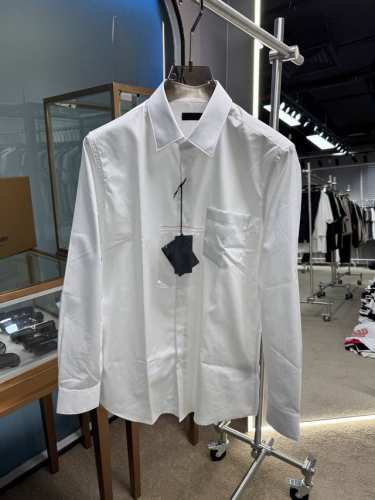 2025 Sspr*Da 男士棉质长袖抗皱衬衫 贸易渠道货品！！ 这款棉质衬衫呈现直筒版型和尖领设计，三角形徽标化身为贴布装点于胸前口袋，演变为阐释品牌身份的精