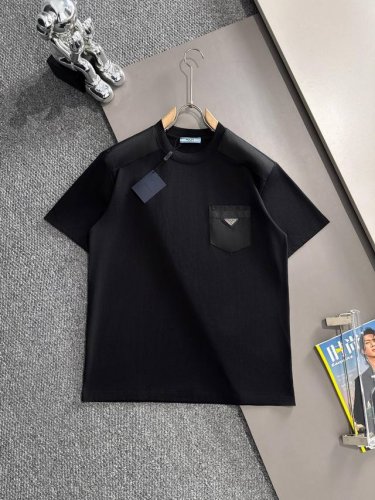 p100 Prada 普拉达 2025新款 肩部梭织拼接 胸前定制三角章Logo口袋 男女同款 短袖T恤 ·定制260克100％双纱纯棉面料 ·定染32支双股螺