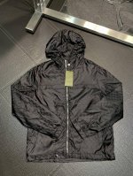 P390。Gucci古驰独家专供最新春春时尚连帽夹克，经典设计感与颜值爆棚的外套，品质更是无法挑剔品控可以直接入手，不容过错的高端臻品！通过细节图片便可感受到它