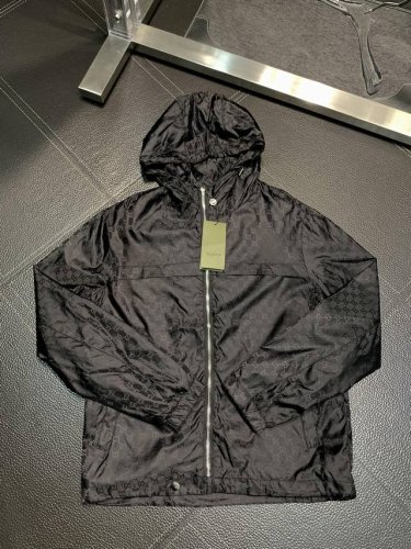 P390。Gucci古驰独家专供最新春春时尚连帽夹克，经典设计感与颜值爆棚的外套，品质更是无法挑剔品控可以直接入手，不容过错的高端臻品！通过细节图片便可感受到它