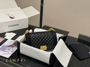 配折叠盒飞机盒 Size：25Cm 香奈儿 Leboy 辣妈包 高版本 重新出货 很饱满的皮质哦！ 羊皮 高品质！