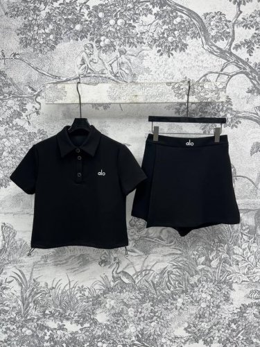 25春夏新款 极简休闲套装 Polo领短袖上衣+高腰搭片裤裙 短裤前面遮挡的一片式设计 完美避免普通短裤的尴尬 上身显瘦又百搭 一套上身时髦又高级 颜色特别吸睛