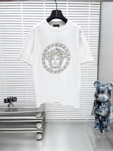 versace*25Ss春夏新款短袖，定制260克100%纯棉双纱汗布面料，同缸定染特种加粗32支双股1X1螺纹，双针车线跨缝工艺，高版本男女同款 尺码：S M