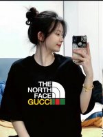 The North Face X Gucci北面联名古驰圆领短袖半袖T恤 面料采用260克纯棉双纱食毛面料 双线二本针压线 久洗不变形 原版定制三标 高端进口印