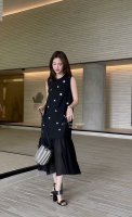 爆款来袭 法式独特设计扣子无袖连衣裙，裙身点缀白色扣子，俏皮又不失优雅。下摆采用鱼尾样式，增添灵动柔美之感，整体风格经典又富有时尚韵味 Smlxl