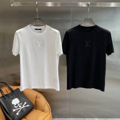 驴家 lvt恤 夏日奢华低调风纯黑色衣身 简约又不失格调 胸前经典的 Lv 标志 以低调的色调呈现 却难掩其奢华质感 彰显出品牌的独特魅力 M-3Xl 隔天