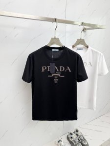 普拉达 2025新款经典烫钻人像Logo情侣款短袖T恤 高版本高版本 原版面料 数码直喷印花工艺 网红明星同款 高版本 高 品质 440支定制280克双股丝光棉