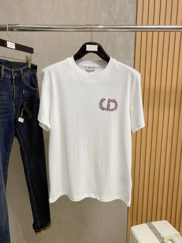 迪*Dior 25Ss春夏新款首发专柜最新款短袖圆领T恤 手绘工艺 高端订制 设计前卫时尚！品牌Logo重工艺设计 高端定制240克面料.手感柔软.穿着舒适.专