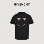 Givenchy 纪梵希 25Ss 独角兽笑脸刺绣短袖 采用100%棉质面料，柔软透气，让你在夏日里尽享舒适。 胸前独角兽字母刺绣笑脸图案，展现品牌独特魅力，简