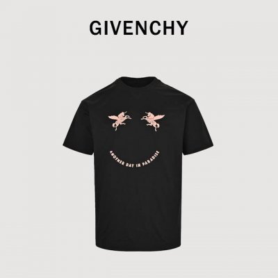 Givenchy 纪梵希 25Ss 独角兽笑脸刺绣短袖 采用100%棉质面料，柔软透气，让你在夏日里尽享舒适。 胸前独角兽字母刺绣笑脸图案，展现品牌独特魅力，简
