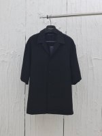 LV* 路易25Ss春夏新款翻领短袖衬衣 采用丝棉混纺泡泡纱，休闲廓形融入简洁开领 全幅 Mini Monogram 压纹，可搭配同款短裤 打造昼夜皆宜的夏日造