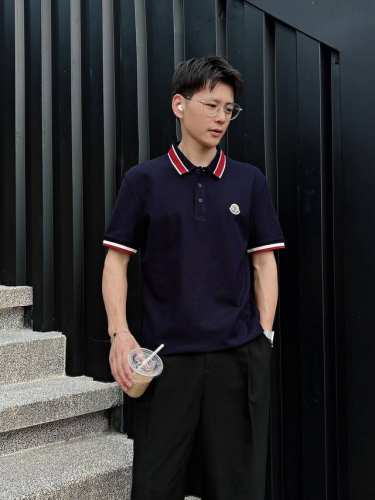 Mo 商务休闲通勤款,渠道精品唯美主义的英式裁剪艺术尽显男士魅力风采. 25春夏 专属标识polo衫短袖T恤 经典的翻领裁剪工艺从未停止.既不单调也不复杂,匠心