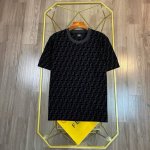 对标专柜★过验版本★Fendi芬迪Ss25春夏新款黑色珠地植绒短袖T恤 腔调满满的型格尤物.单穿内搭无与伦比的美好.时尚潮流必收款.植绒满印上身贼好看 展现完美