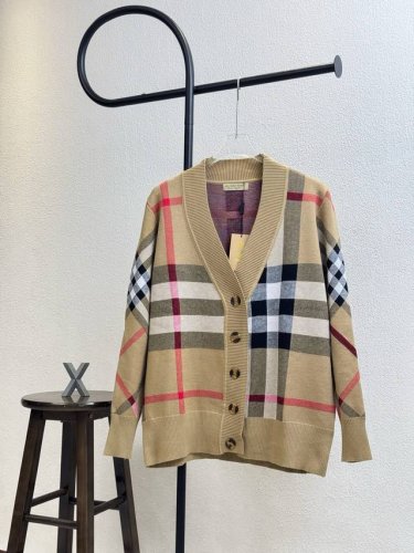 款号X122 Burberry巴宝莉经典格子针织开衫长袖毛衣 男女同款 三标齐全 区别市场通货 随意对比 采用2 40百分百精棉编织纱线羊绒面料 颜色对原版染色