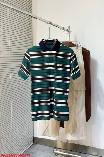 L479 paprada 25新款撞色条纹Olo衫，这款Olo衫以绿色撞色为经典设计，搭配罗纹针织撞色衣领，前胸方饰有字母刺绣徽标，整体撞色条纹更彰显整款衣服活