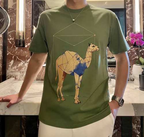 sg #爱马家走秀款T袖 百搭T恤男女同款 这款采用21支双股面料营造的厚织感，加上立体的印花工艺又使面料光滑紧密得到整体面料的高级感，绿色：M-Xxxl。白色